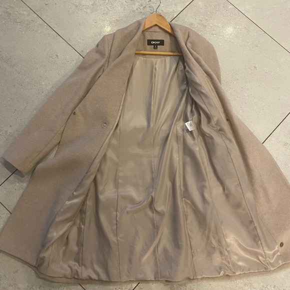 DKNY wool coat in bone. Size small. Perfect condition, worn once. - Picture 6 of 7